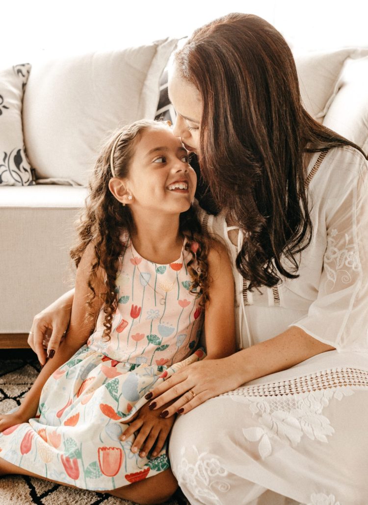 Mom and daughter connecting thanks to positive parenting solutions